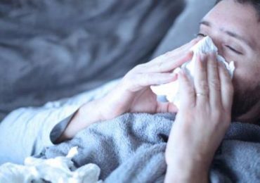 Senso di debolezza o semplice raffreddore? Ecco cosa consigliano gli esperti per la stagione dell’influenza